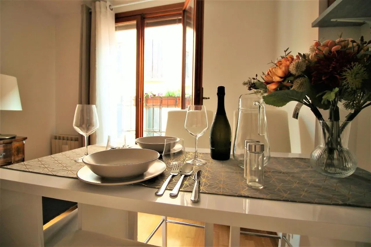 Charming Canal View San Marco Apartment Βενετία
