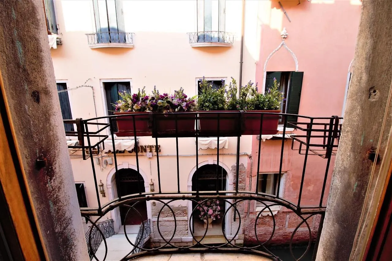 Charming Canal View San Marco Apartment Βενετία