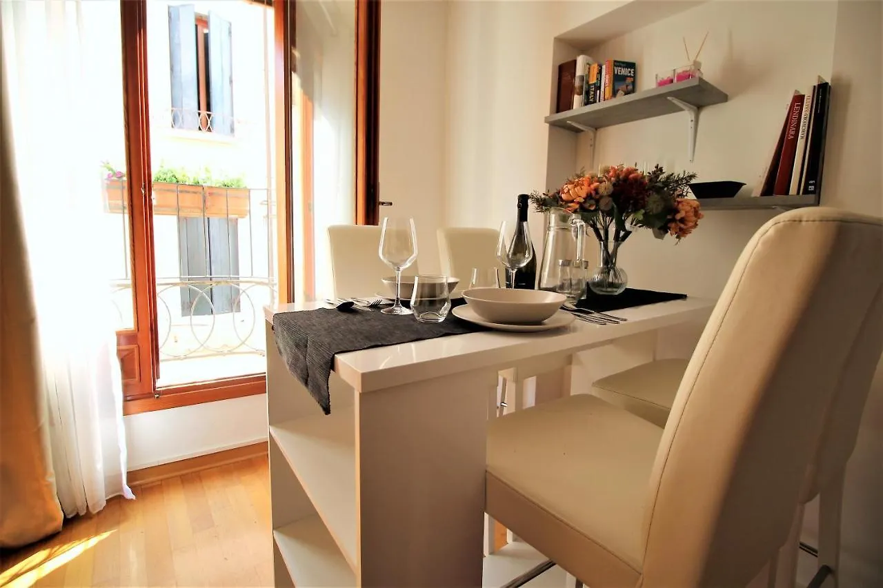 Charming Canal View San Marco Apartment Venice
