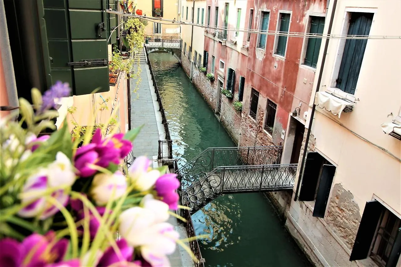 Charming Canal View San Marco Apartment Venice