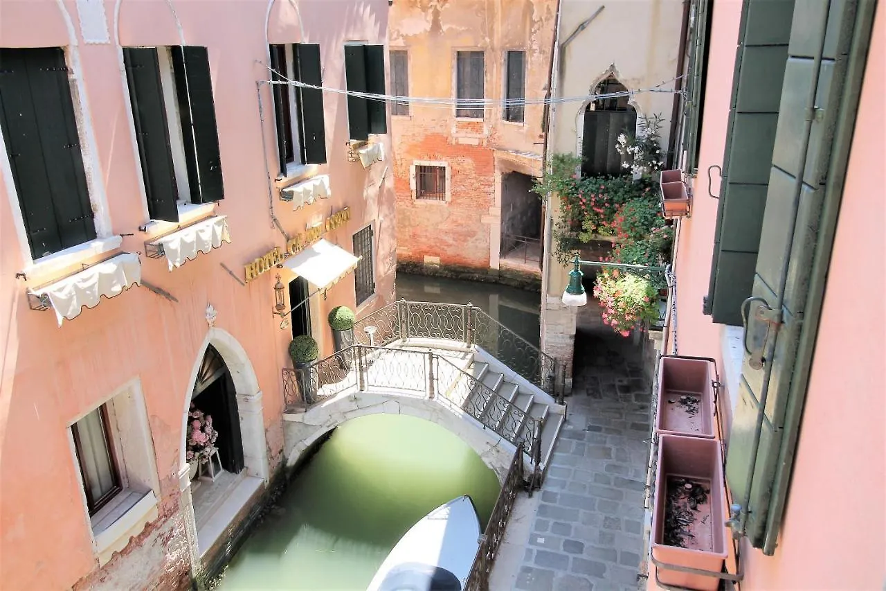 Charming Canal View San Marco Apartment Venice