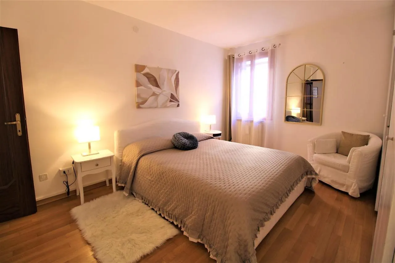 Charming Canal View San Marco Apartment Venice